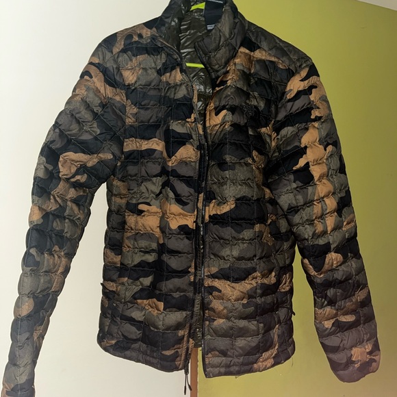 North face puffer jacket - Picture 2 of 3